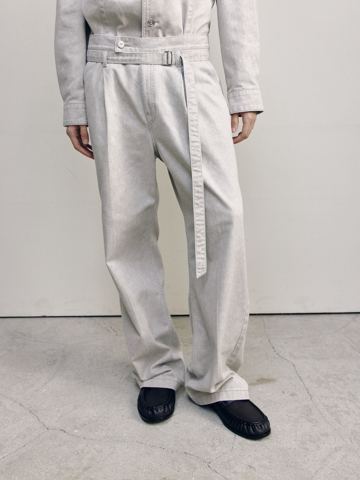 BELT STRAIGHT DENIM TROUSERS — ASH BEIGE — MEN HALF BODY
