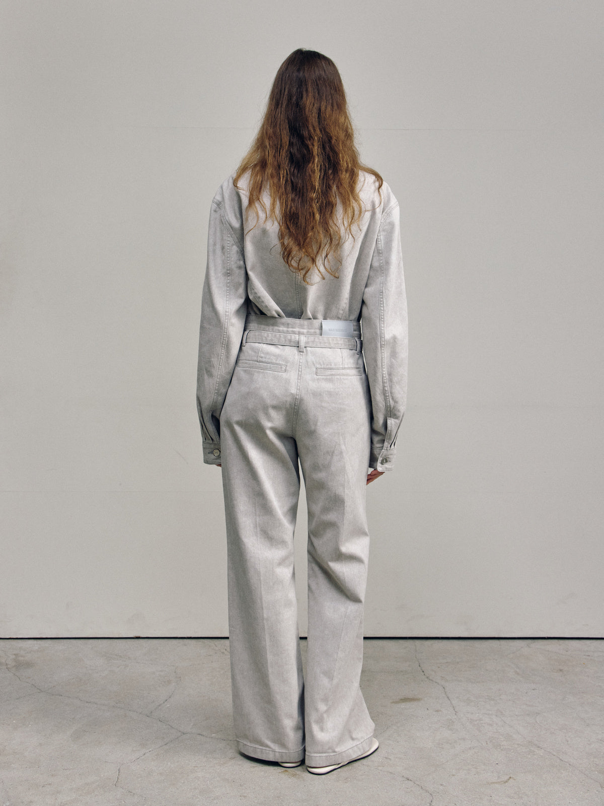 BELT STRAIGHT DENIM TROUSERS — ASH BEIGE — WOMEN FULL BACK