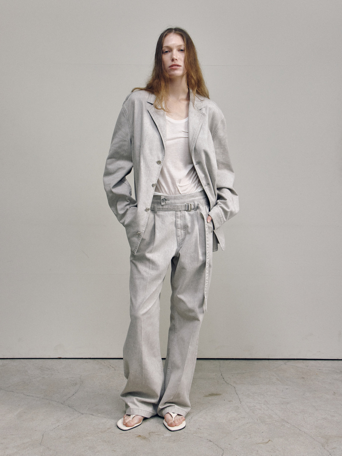 BELT STRAIGHT DENIM TROUSERS — ASH BEIGE — WOMEN FREE POSE