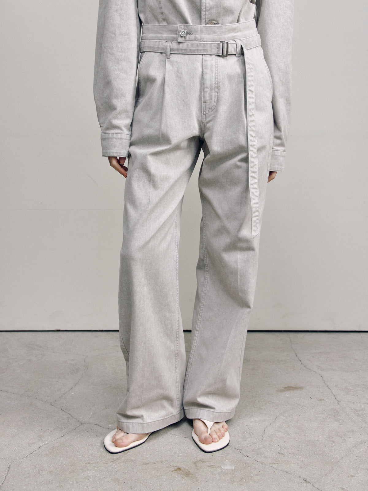 BELT STRAIGHT DENIM TROUSERS — ASH BEIGE — WOMEN HALF BODY