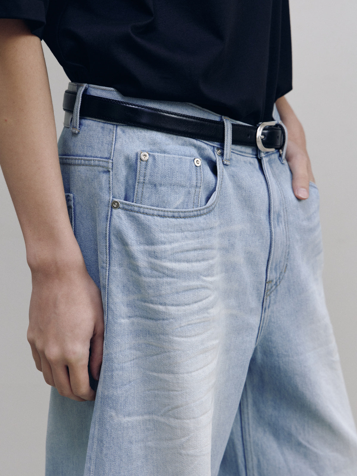 CURVED BARREL DENIM PANTS — ASH LIGHT BLUE — MEN DETAIL