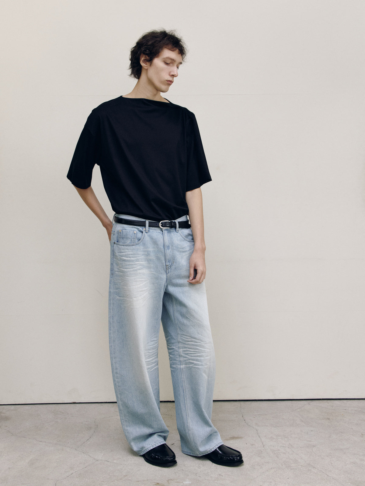 CURVED BARREL DENIM PANTS — ASH LIGHT BLUE — MEN 45 DEGREE
