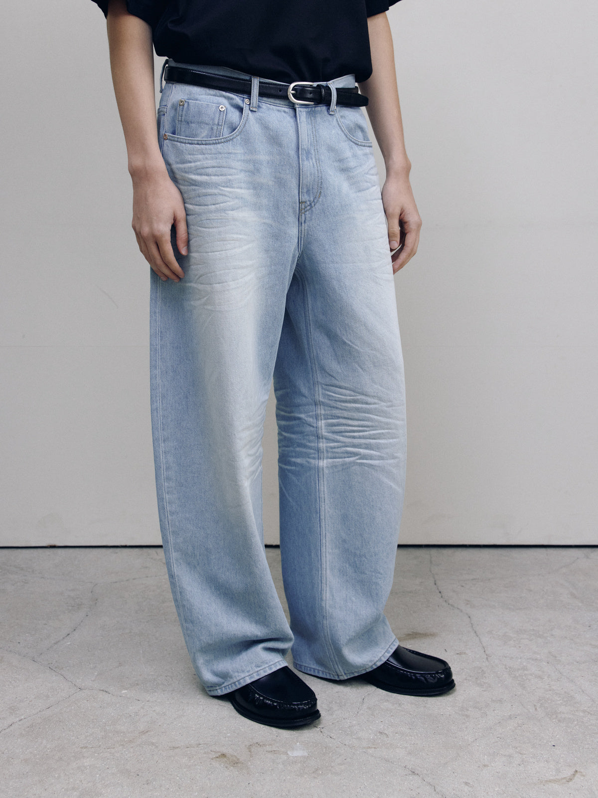 CURVED BARREL DENIM PANTS — ASH LIGHT BLUE — MEN HALF BODY