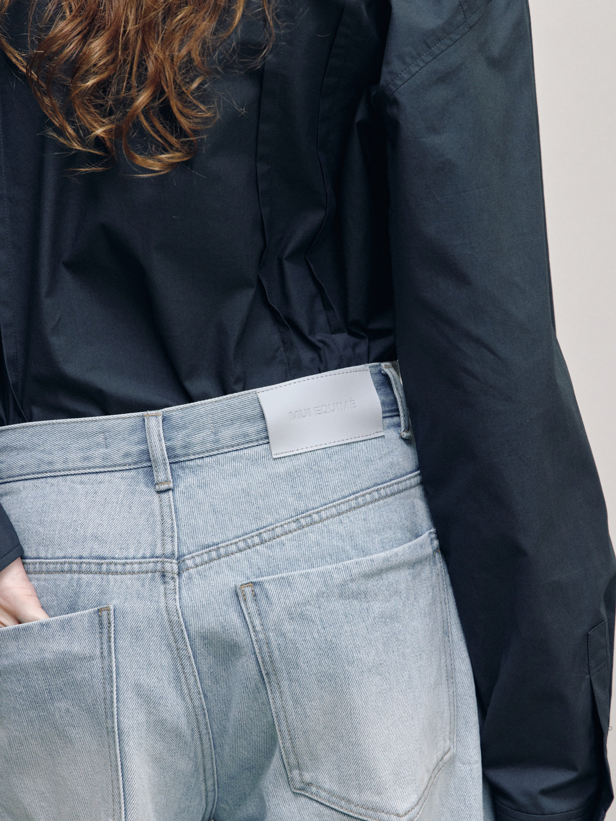 CURVED BARREL DENIM PANTS — ASH LIGHT BLUE — WOMEN DETAIL