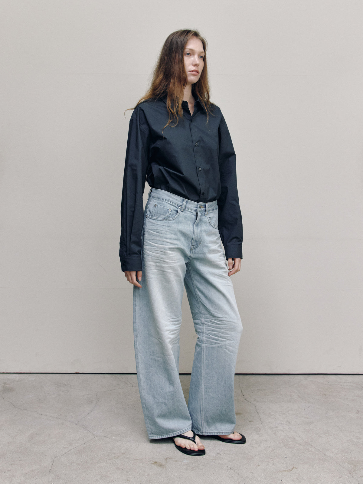 CURVED BARREL DENIM PANTS — ASH LIGHT BLUE — WOMEN 45 DEGREE