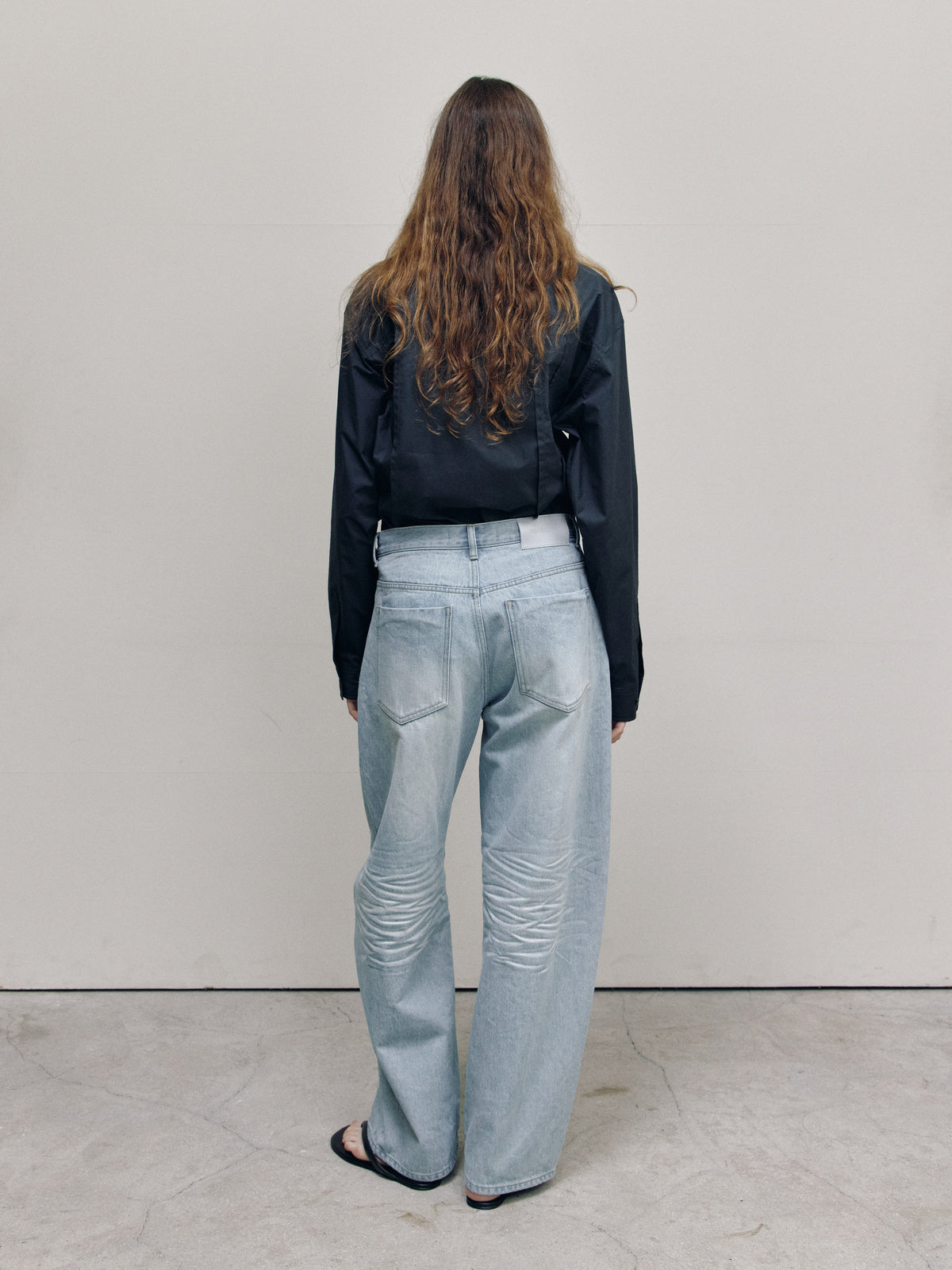 CURVED BARREL DENIM PANTS — ASH LIGHT BLUE — WOMEN FULL BACK