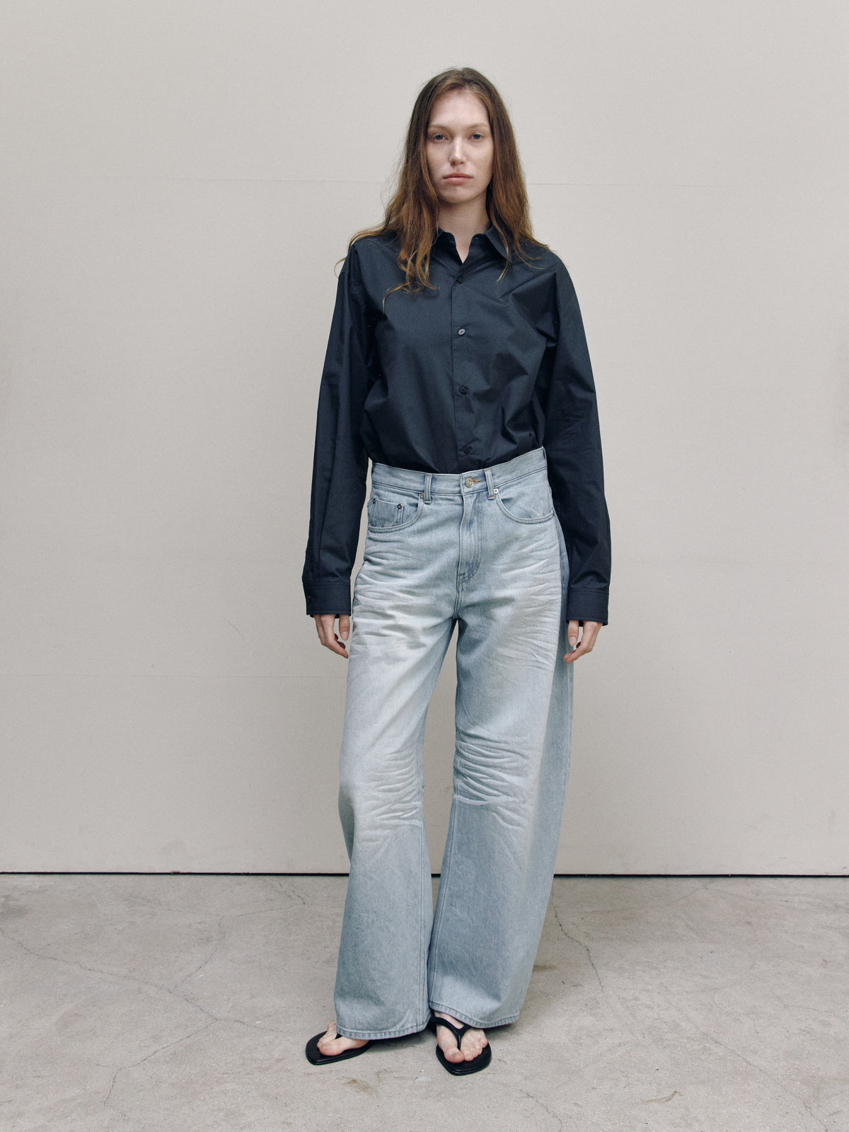 CURVED BARREL DENIM PANTS — ASH LIGHT BLUE — WOMEN FULL FRONT