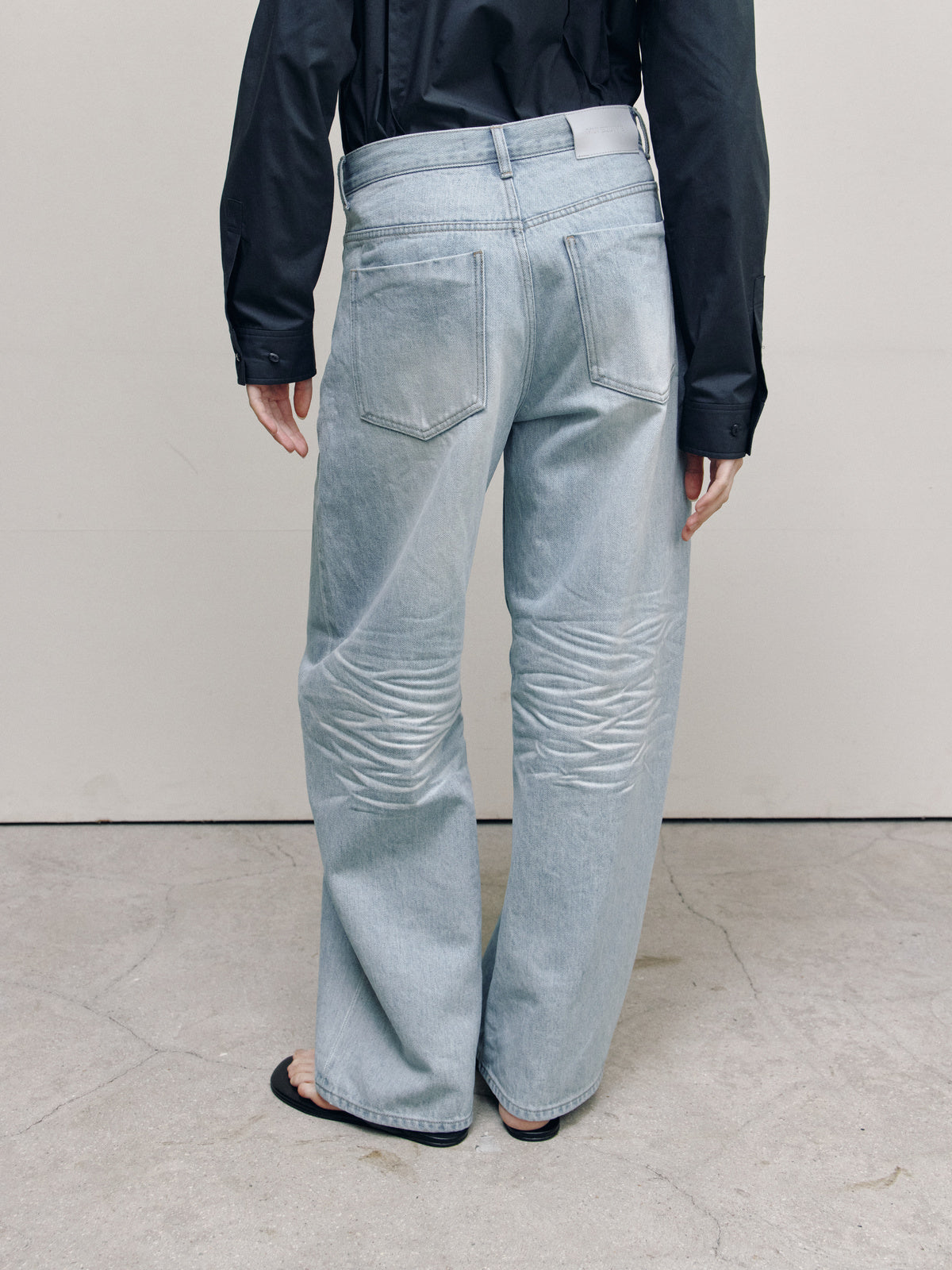 CURVED BARREL DENIM PANTS — ASH LIGHT BLUE — WOMEN HALF BODY