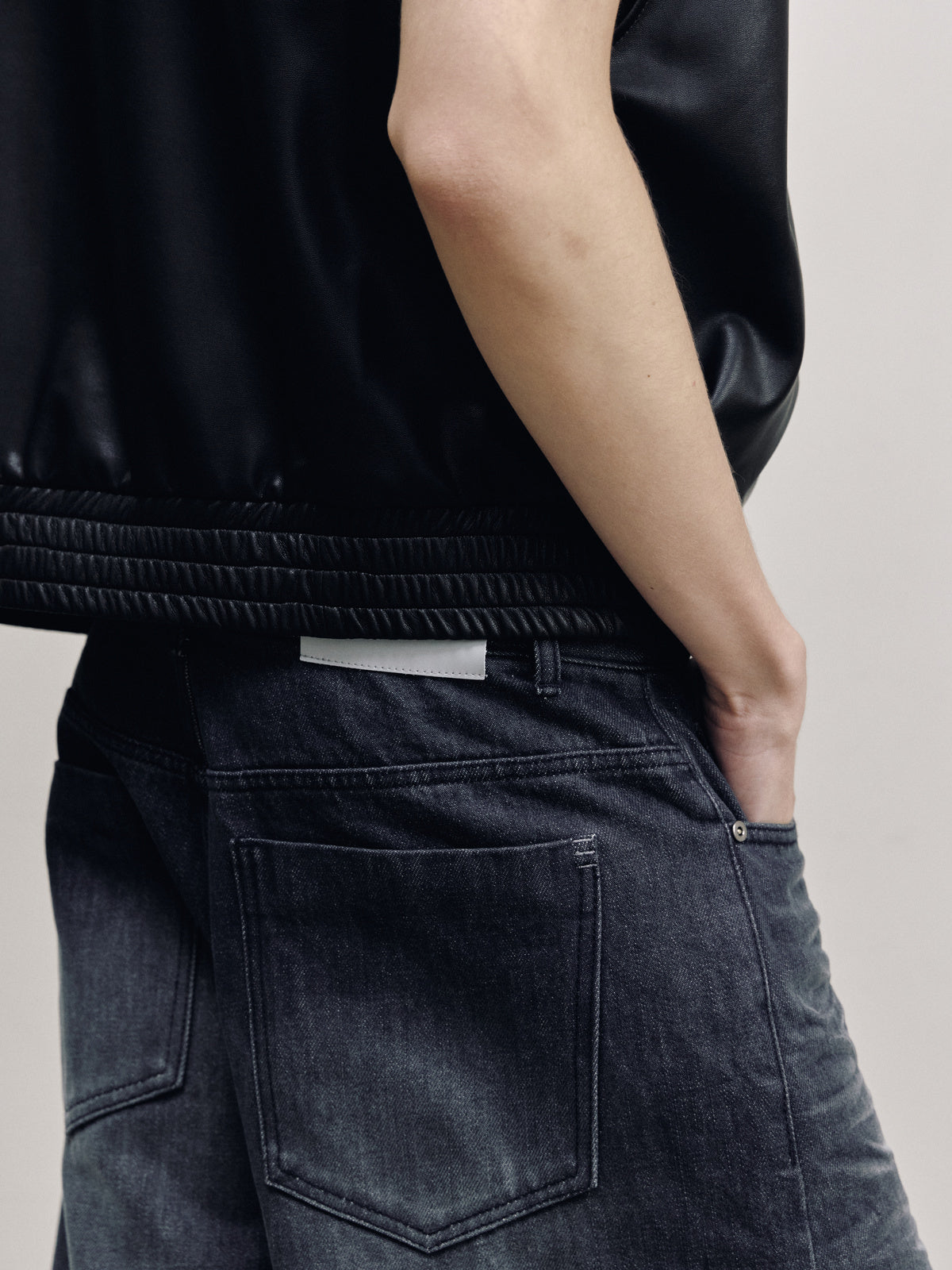 CURVED BARREL DENIM PANTS — ASH DARK BLUE — MEN DETAIL