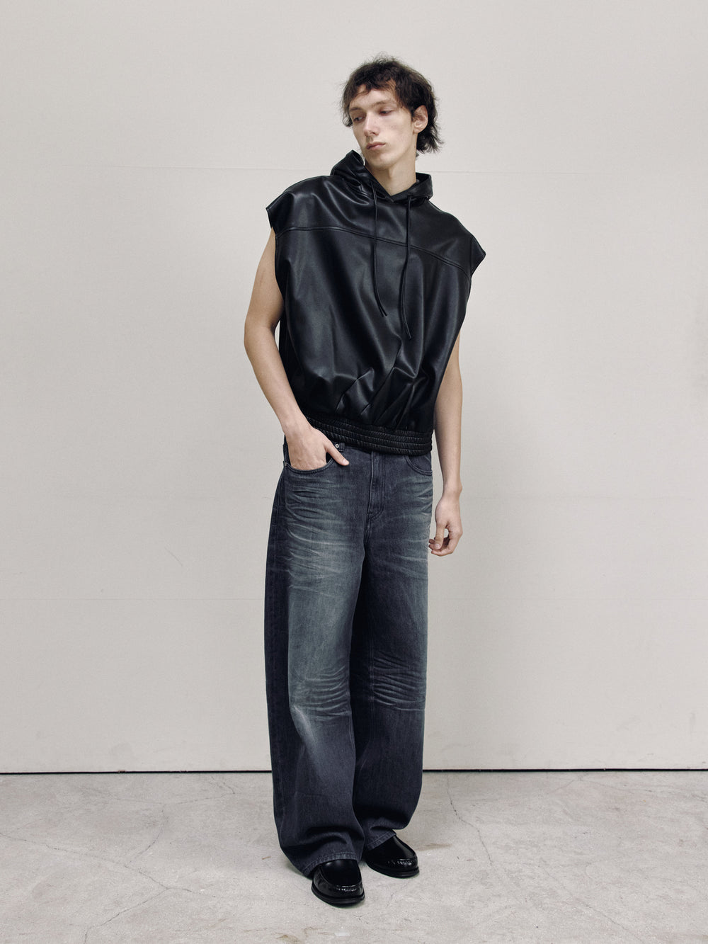 CURVED BARREL DENIM PANTS — ASH DARK BLUE — MEN FREE POSE