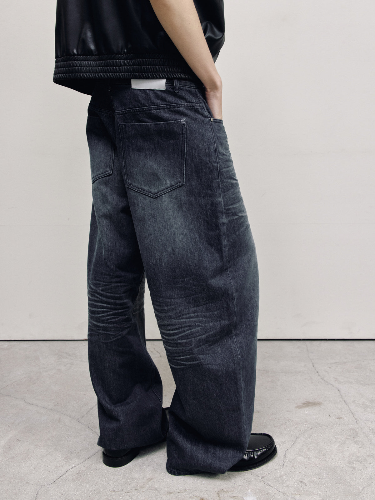 CURVED BARREL DENIM PANTS — ASH DARK BLUE — MEN HALF BODY