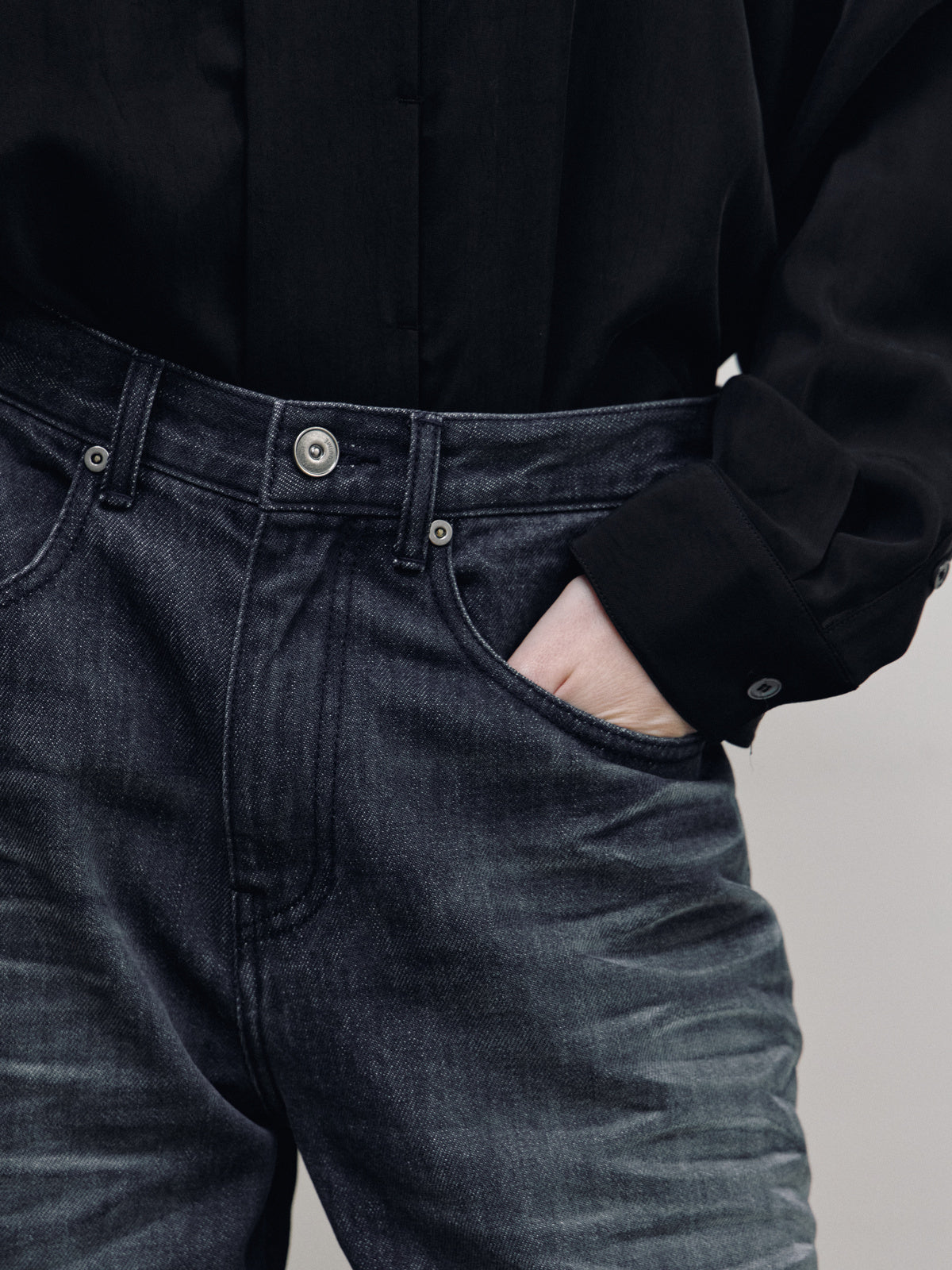 CURVED BARREL DENIM PANTS — ASH DARK BLUE — WOMEN DETAIL