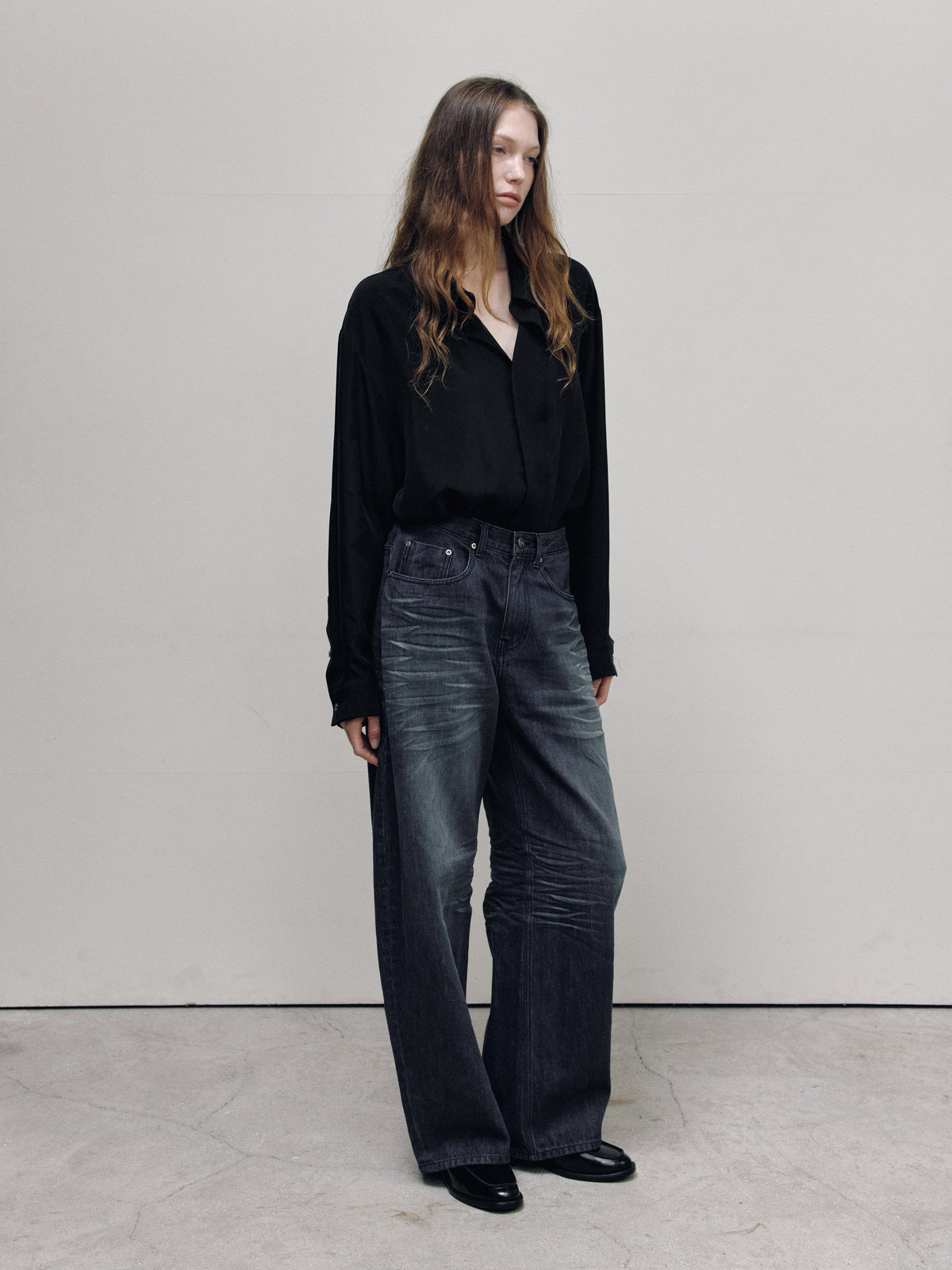 CURVED BARREL DENIM PANTS — ASH DARK BLUE — WOMEN 45 DEGREE
