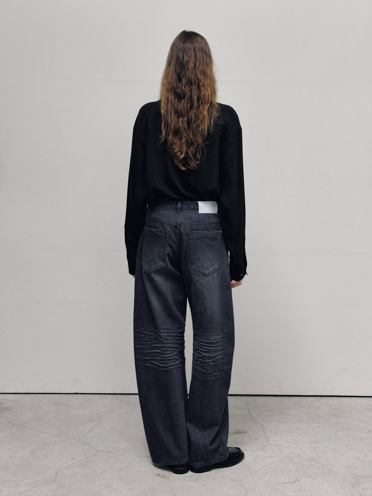 CURVED BARREL DENIM PANTS — ASH DARK BLUE — WOMEN FULL BACK