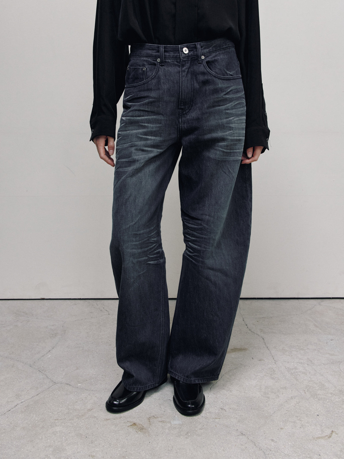 CURVED BARREL DENIM PANTS — ASH DARK BLUE — WOMEN HALF BODY