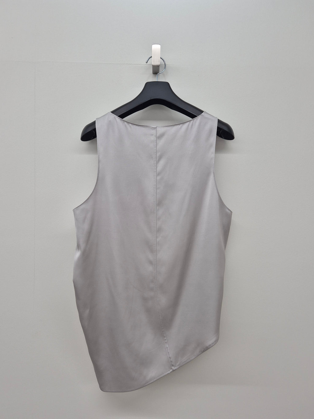 CURVED SLEEVELESS