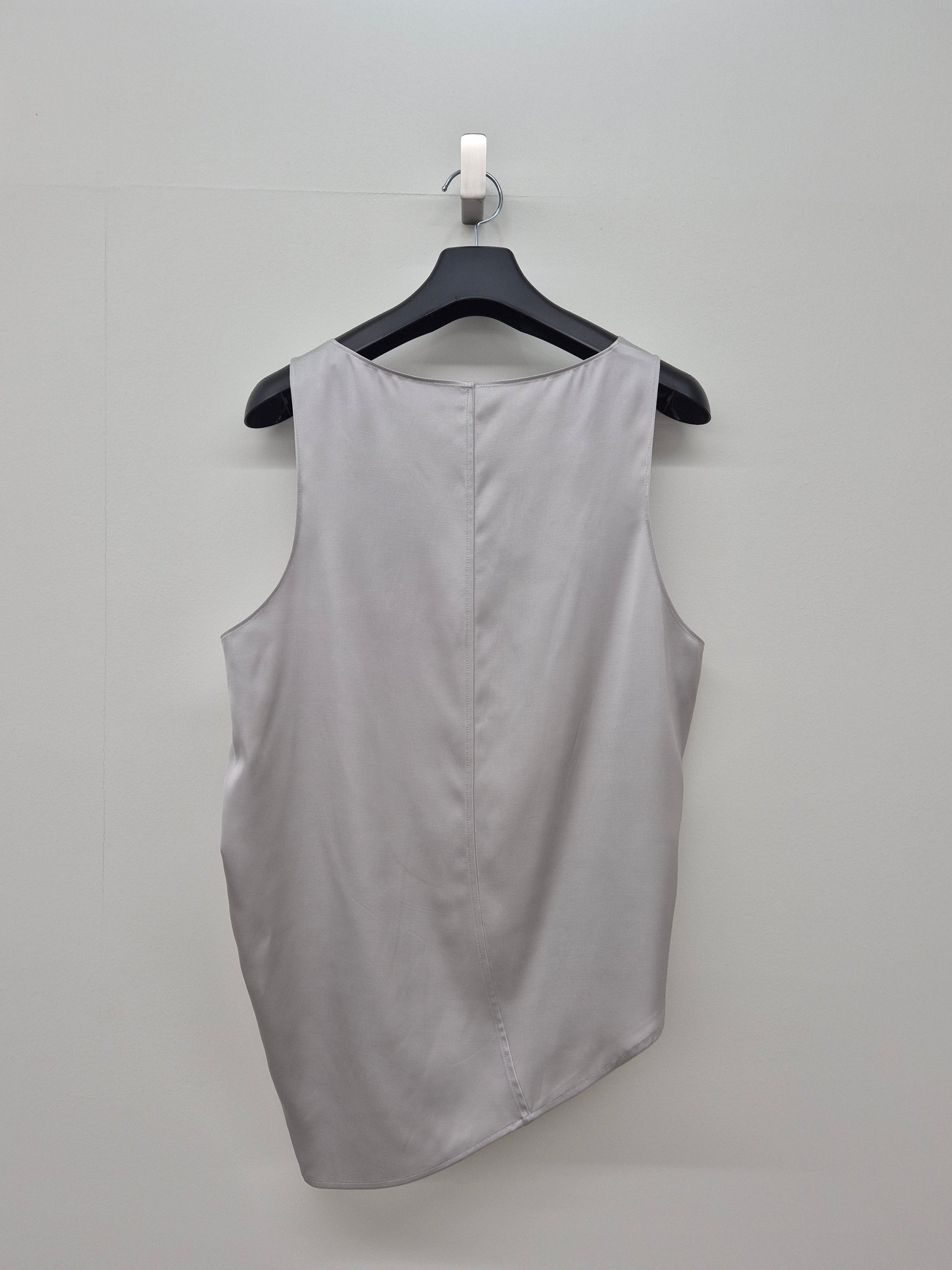 CURVED SLEEVELESS