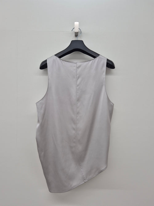 CURVED SLEEVELESS