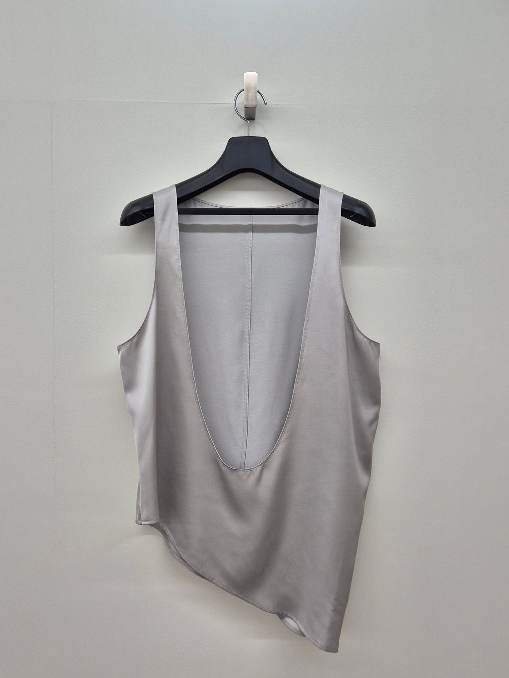 CURVED SLEEVELESS