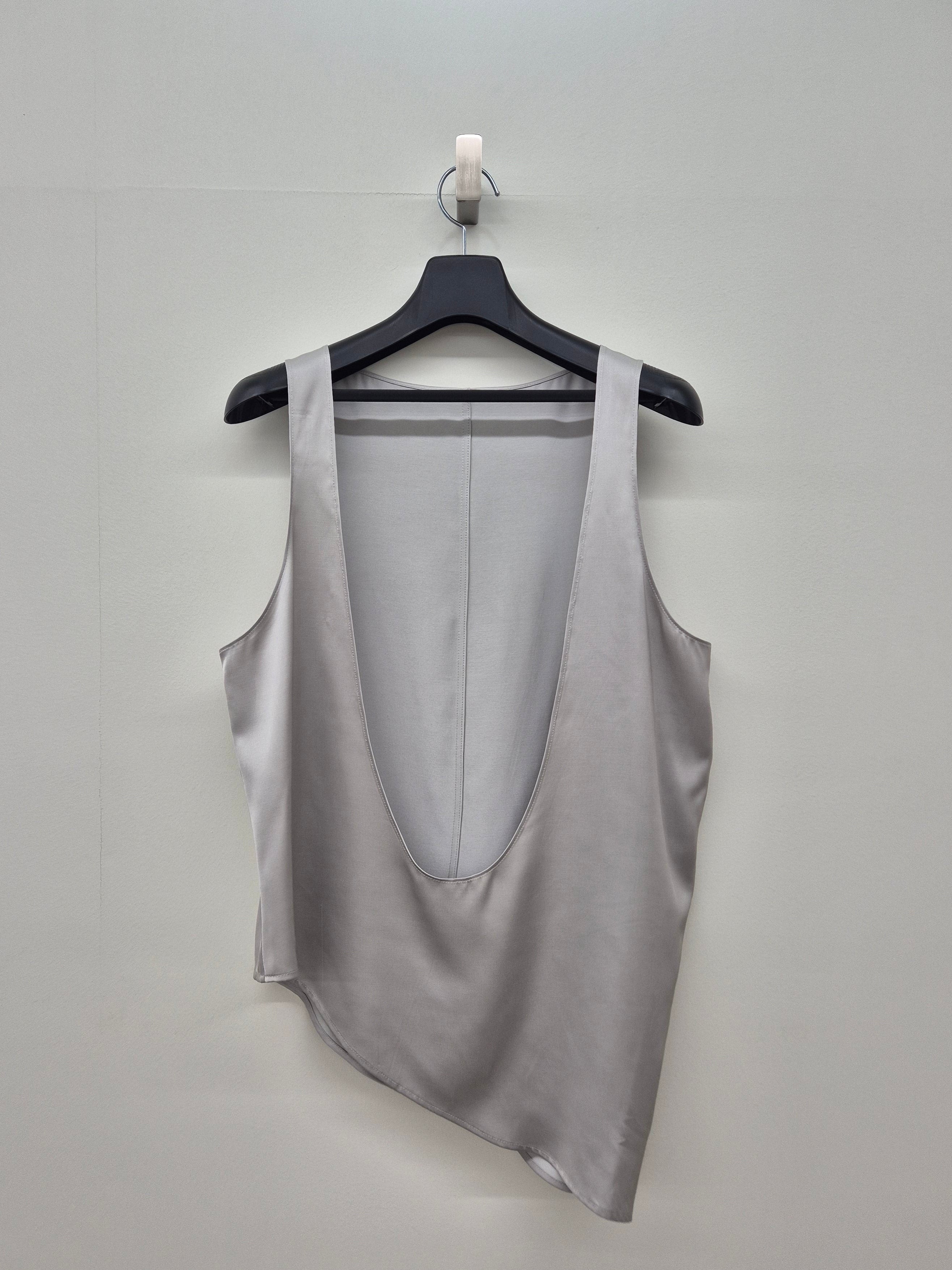CURVED SLEEVELESS