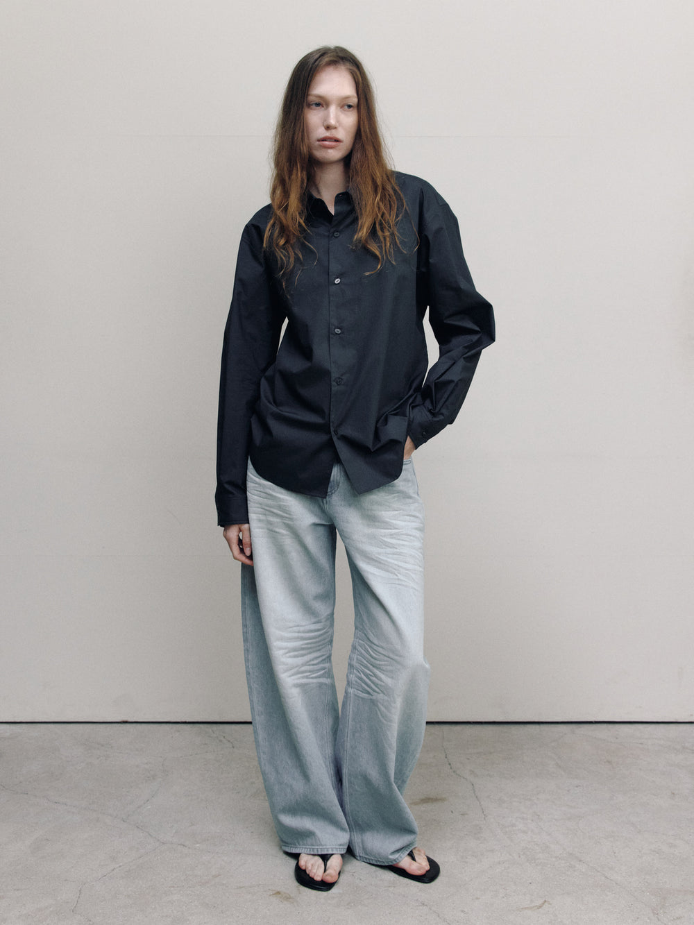 SEMI OVERFIT BASIC SHIRT — women free pose