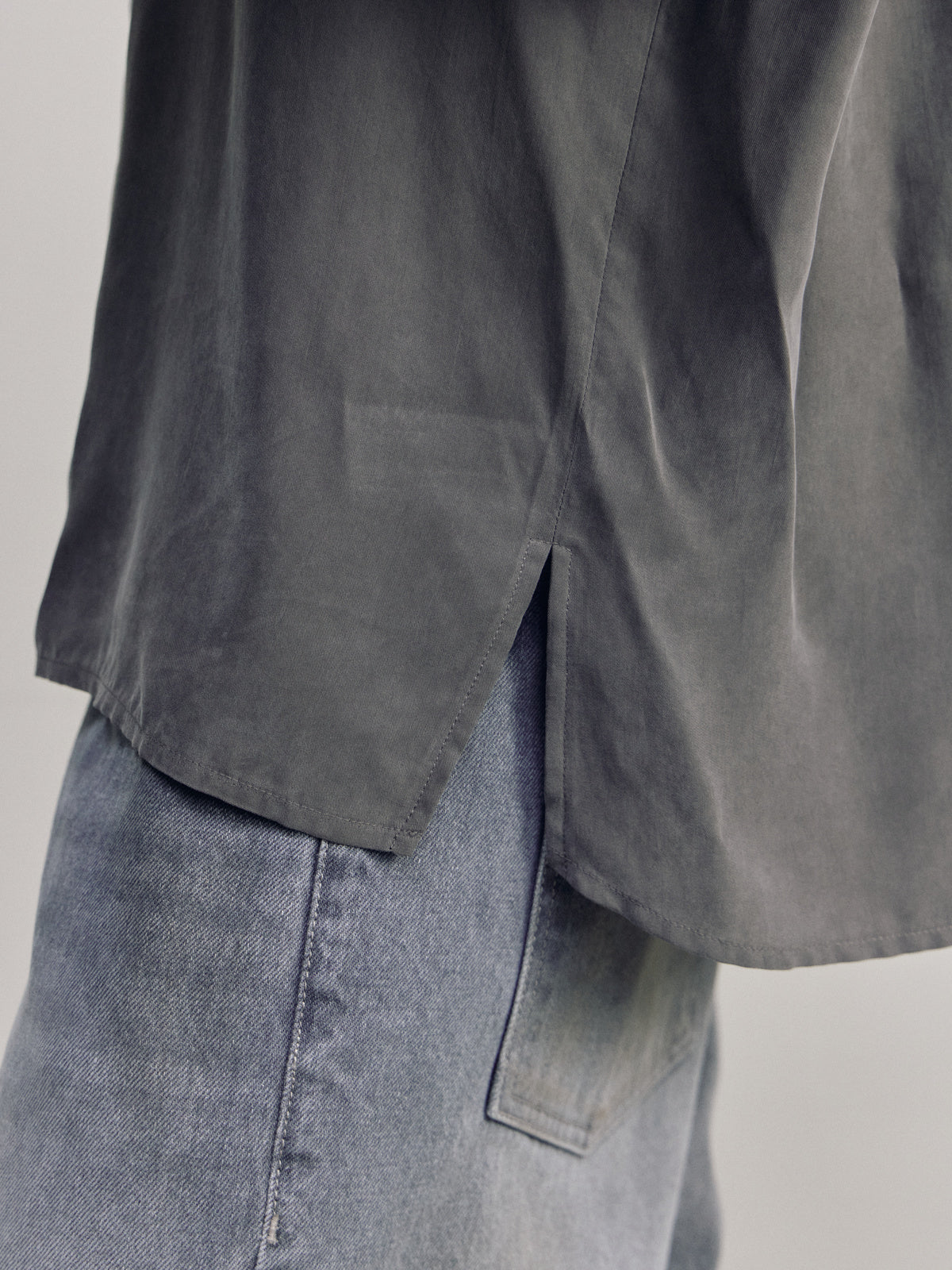 CUPRO DRAPE FLUID SHIRT — men detail 2