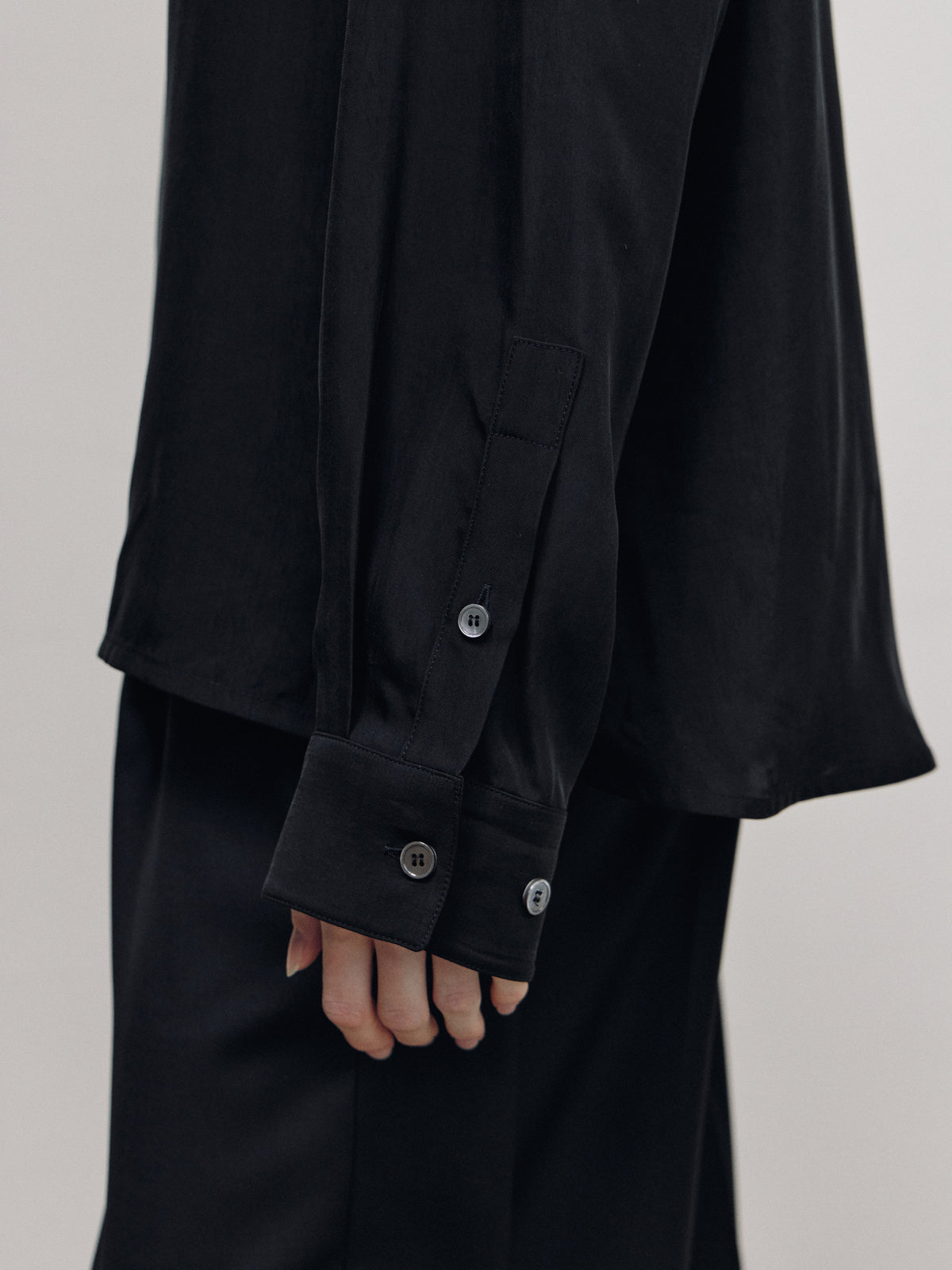 CUPRO DRAPE FLUID SHIRT — women detail 2