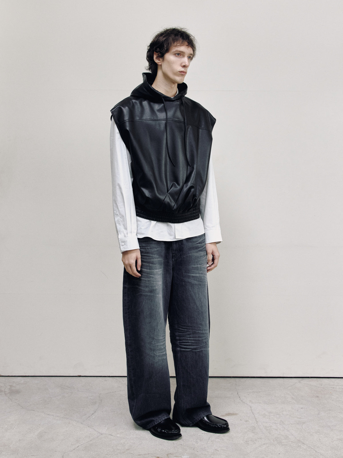 HOOD LEATHER SLEEVELESS — men 45 degree