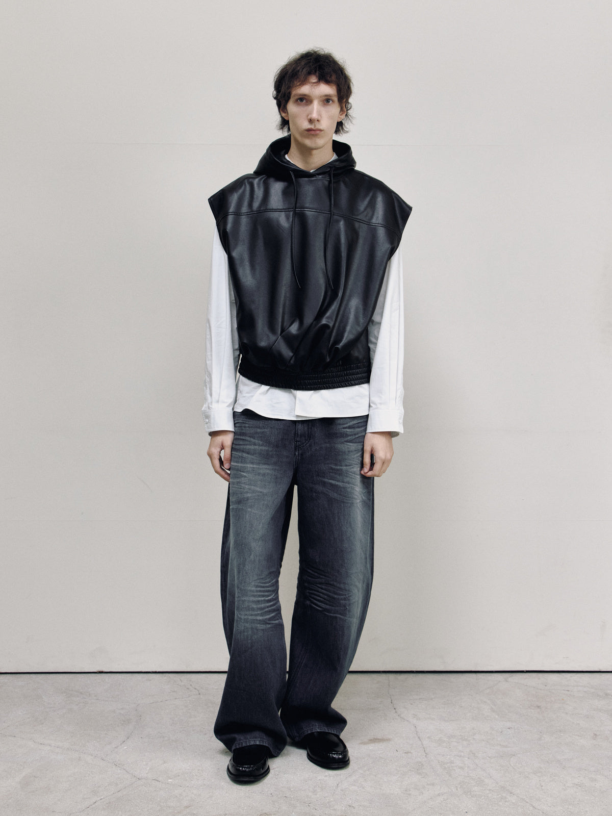 HOOD LEATHER SLEEVELESS — men front