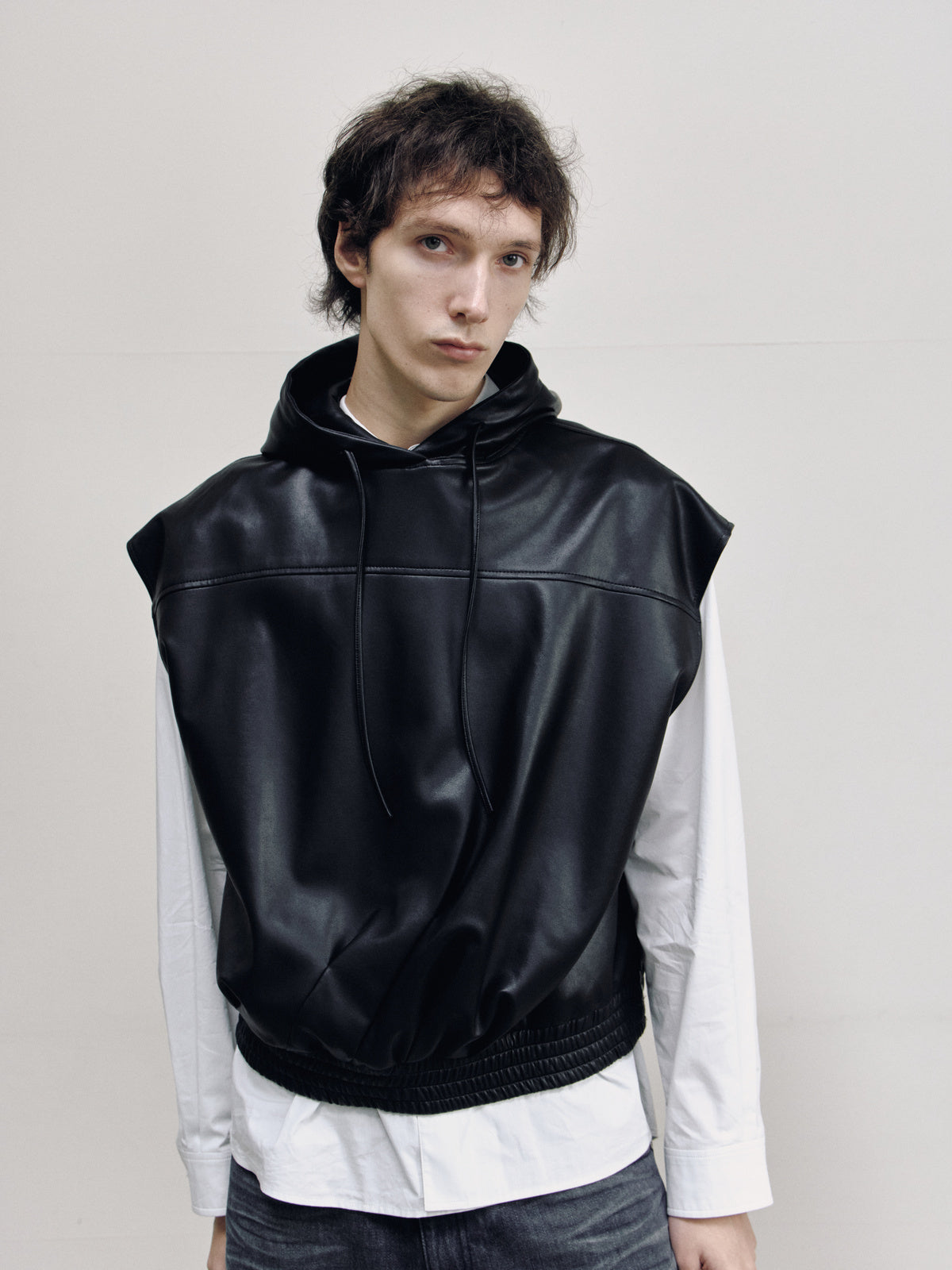 HOOD LEATHER SLEEVELESS — men half