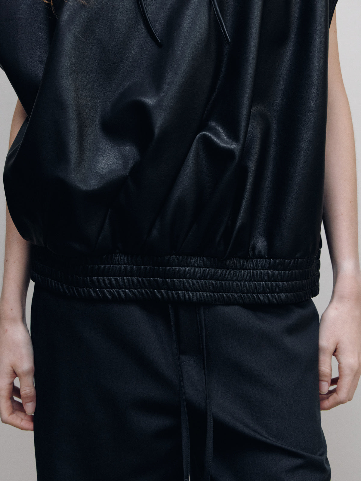HOOD LEATHER SLEEVELESS — women detail