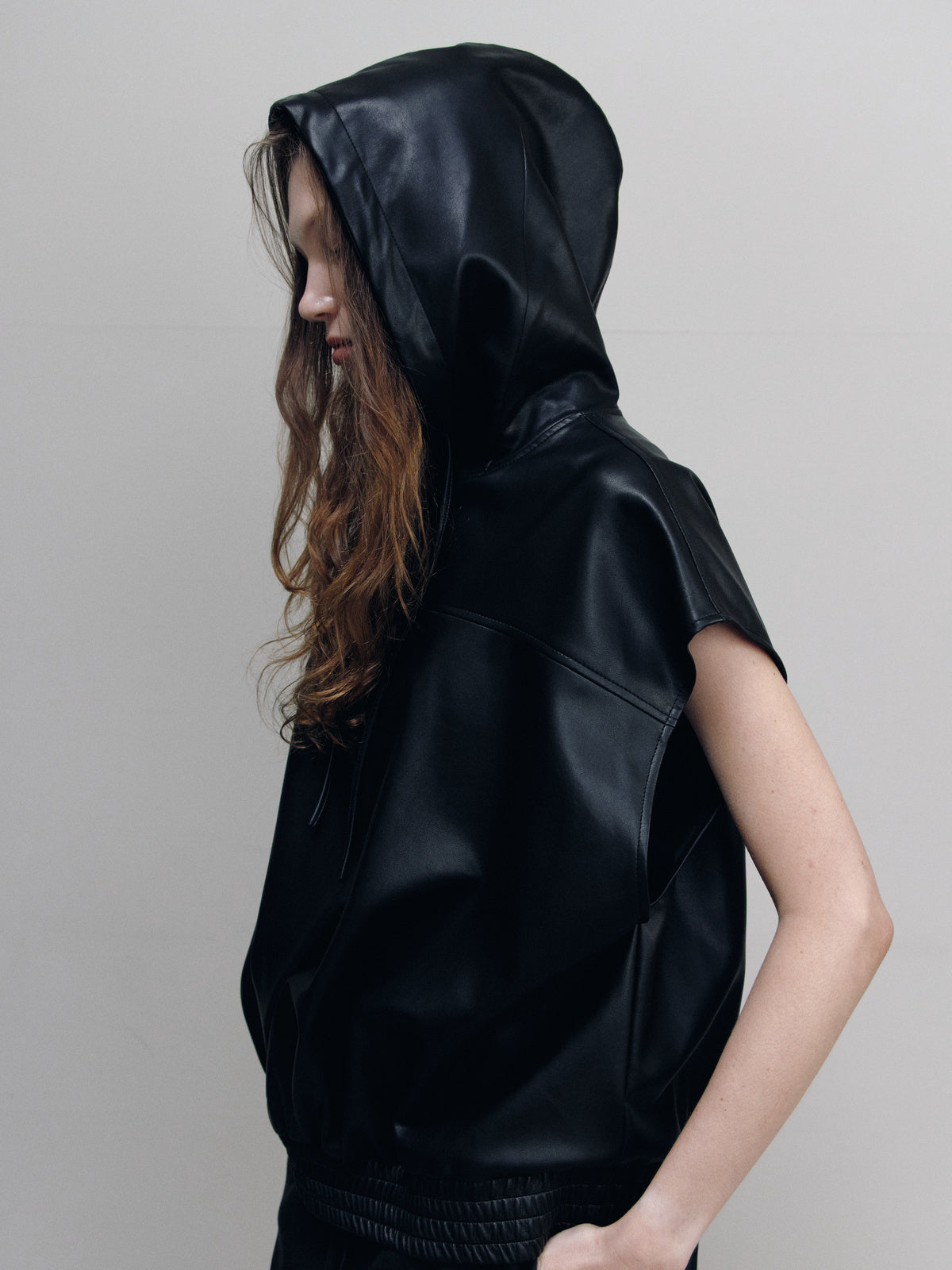 HOOD LEATHER SLEEVELESS — women half